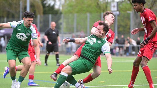 Ahrweilers Justin Kevin Buczek (am Ball in Rot) greift hier etwas zu energisch zu gegen seinen Plaidter Gegenspieler. Das Topspi