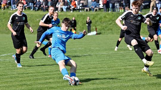 Die SG Müschenbach/Hachenburg (in Blau Jonas Giehl) verpasste es immer wieder aus dem Spiel heraus Tore zu machen. Dennoch gewan