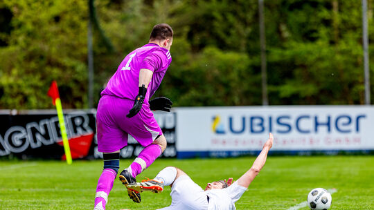 Eine Schlüsselszene im Topspiel: Ehrbachtals Keeper Tim Bender foult Oppenhausens Demetrius Pfoo. Es gab Elfmeter für die Gäste,