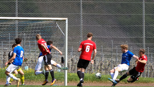 Das 1:0 für den Abstiegskandidaten SSV Ellenz-Poltersdorf bem überraschenden 3:1-Heimsieg gegen den Dritten SV Blankenrath: Rene