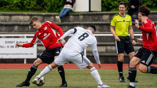 Der Windhagener Tahsin Candemir (weißes Trikot) spitzelt seinem Burgschwalbacher Kontrahenten in dieser Situation den Ball weg.