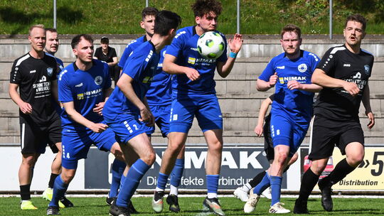 Beim 5:0-Auswärtserfolg ließ die SG Weitefeld (in Schwarz) der Reserve des VfB Wissen (in Blau) keine Chance.