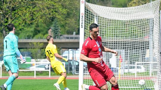 Abdrehen zum Jubeln schon nach acht Minuten: Das 1:0 von Almir Porca (in Rot) gegen Kirchberg (hinten mit Torwart Tizian Christ