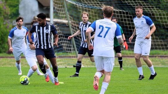 Für die SG Niederbreitbach/Waldbreitbach (weiße Trikots) gab es im Gastspiel beim VfL Wied Niederbieber nicht viel zu holen. Mit