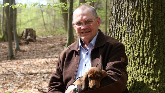 Mit Hundebaby in den Ruhestand: Michael Weber, Leiter des Forstamtes des Kreises Altenkirchen, beendet in Kürze seine über vierz