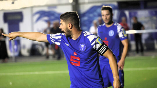 Kapitän Emre Simsek zeigt es an, für den FC Metternich geht es nur in eine Richtung: beim 9:0 gegen den TuS Oberwinter in Richtu
