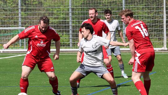 Die SG Niederzissen/Wehr (in Rot) löste ihre Auswärtsaufgabe bei der SG Eich souverän und steht nun nur noch einen Punkte hinter