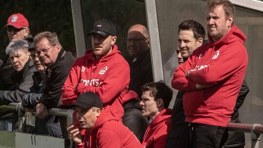 Die neue Bank der SG Hüffelsheim: Tim Müller (stehend, mit Mütze) fungiert als Interimstrainer.