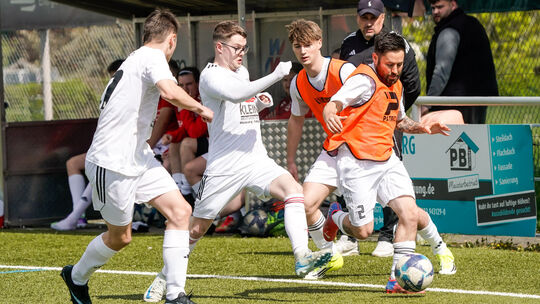 Der TuS Asbach II (weiße Trikots) führte gegen den SV Rheinbreitbach II nach 19 Minuten mit 2:0, musste sich dem Gegner schlusse