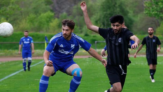 Große Sprünge machten der FC Bavaria Ebernburg (schwarze Trikots) und die SG Nordpfalz im Derby unter dem Rotenfels.