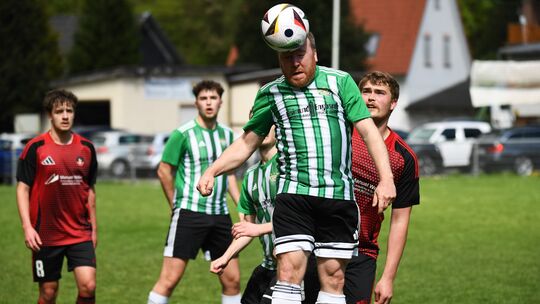 "Pippo" Arend mit einem Kopfball aus dem Fußball-Lehrbuch. Sein Bollenbacher SV ließ dem SV Weiersbach keine Chance und gewann z