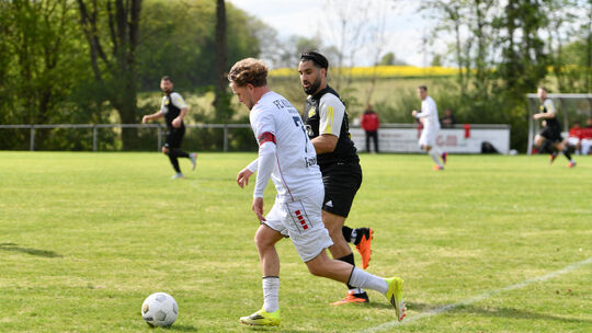 Altrim Pajaziti (links) kam nach der Pause als Edeljoker ins Spiel und hatte in der Schlussphase maßgeblichen Anteil am Sieg des