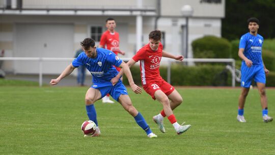 In der Anfangsphase erwischte Emmelshausens Reserve die SG Augst auf dem falschen Fuß wie in dieser Szene Serhii Tumko (links) T