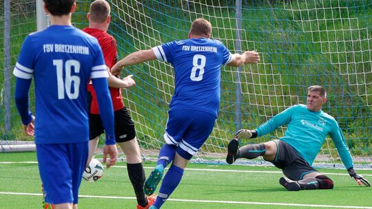 Schützenfest: Der FSV Bretzenheim (blaue Trikots) erzielte 16 Treffer gegen die dezimierte SG Waldlaubersheim/Gutenberg. SG-Torw