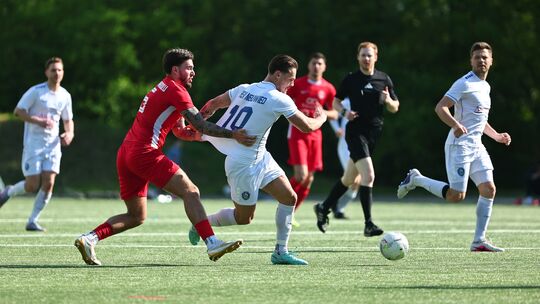 Die Spieler des HSV Neuwied (mit der Nummer zehn Fabian Weber) konnten ihren Kontrahenten vom SV Anadolu Koblenz (hier mit Ivano