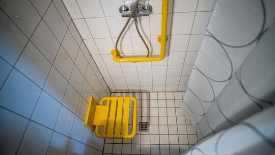 Duschsitz in einem Badezimmer