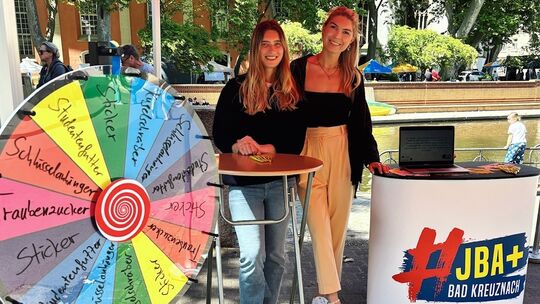 Alisa Nesselberger (links) und Selina Krieg sind Koordinatorinnen der Jugendberufsagentur Plus in Bad Kreuznach.