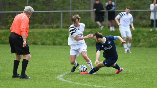 Lennard Prätorius (weißes Trikot, gegen Christian Wiediker) kam im Derby mit der SG Birlenbach gegen die Diezer nicht über ein t