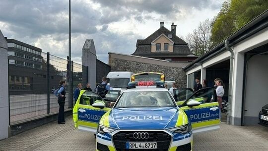 Der Streifenwagen und dessen Ausstattung, die persönliche Schutzausstattung und mehrere Einsatzmittel wurden den Teilnehmenden v