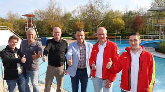 Kristallklares Wasser und top gepflegte Schwimmbecken samt Liegewiesen: Der Betriebsführer im felkestädtischen Rosenberg-Erlebni