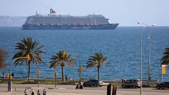 Kreuzfahrtschiff «Mein Schiff 4» liegt in der Bucht von Palma