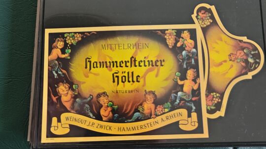 Blick in die Weinetikettensammlung von Stephan Euler. Blick in die Weinetikettensammlung von Stephan Euler.