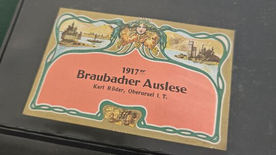 Blick in die Weinetikettensammlung von Stephan Euler. Blick in die Weinetikettensammlung von Stephan Euler.