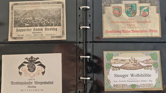 Blick in die Weinetikettensammlung von Stephan Euler. Blick in die Weinetikettensammlung von Stephan Euler.