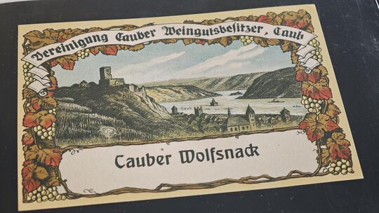 Blick in die Weinetikettensammlung von Stephan Euler. Blick in die Weinetikettensammlung von Stephan Euler.