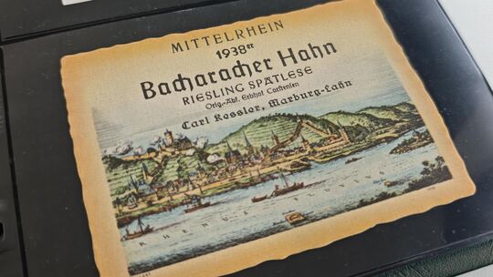 Blick in die Weinetikettensammlung von Stephan Euler. Blick in die Weinetikettensammlung von Stephan Euler.
