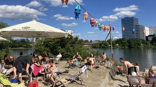Bestes Wetter: Der Koblenzer Stattstrand ist bei Sonnenschein und sommerlichen Temperaturen ein beliebter Aufenthaltsort nicht n