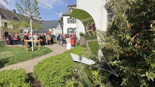 Wurde am Wochenende neben der evangelischen Kirche enthüllt: Barbara Szüts' „Modul Stele-one 2000“