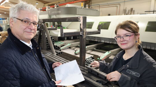 Die Wertschätzung stimmt auf beiden Seiten: Emely Selzer aus Fischbach wird als erste weibliche Auszubildende im Metallbauer-Han