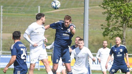 Der König der Lüfte: Der Kirner Florian Hahn (blaues Trikot) klärt in diesem Fall. Ihm gelang aber auch die Führung beim 3:3 bei