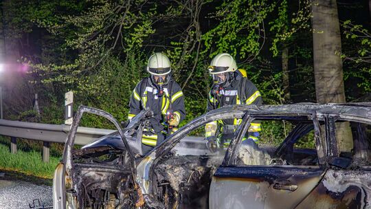Bei einem Feuer ist am Sonntagabend auf der A3 bei Ruppach-Goldhausen im Westerwald eine Mercedes E-Klasse komplett ausgebrannt.