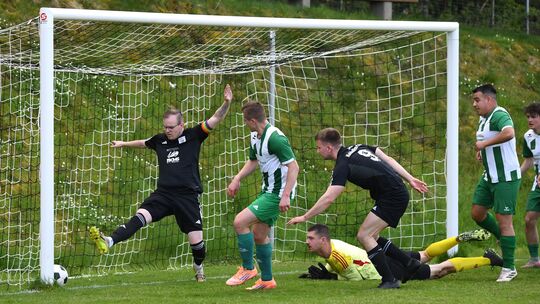 Ausgleich für den VfL Weierbach II (in weiß). Die Spvgg Nahbollenbach II führte schon 2:0, ehe die Weierbacher die Wende einleit