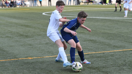 Katzenelnbogens Carlo Wöll schirmt hier geschickt den Ball gegen Till Schanzenberger von der JSG Lahn ab. Nach 60 Minuten hieß e