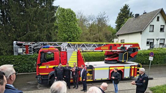 Die offizielle Schlüsselübergabe mit den Chefs der Wehr.