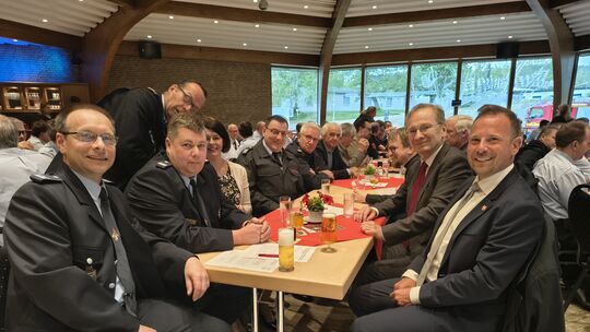Links im Bild: Michael Tillmann und Ingo Wolf, rechts Bürgermeister Andreas Geron und Björn Ingendahl.