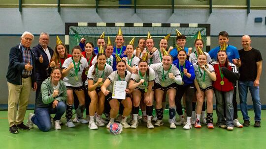 Jubeln über den Gewinn der Rheinlandmeisterschaft: die Handballerinnen des TV Welling.
