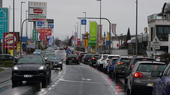 Stau im Gewerbepark Mülheim-Kärlich: Vor allem an den Wochenenden drängen sich die Fahrzeuge dicht auf der Industriestraße.