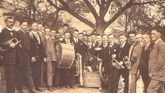 Seit mehr als 100 Jahren prägt das Orchester das kulturelle Leben der Region und gilt als musikalischer Botschafter der VG Alten