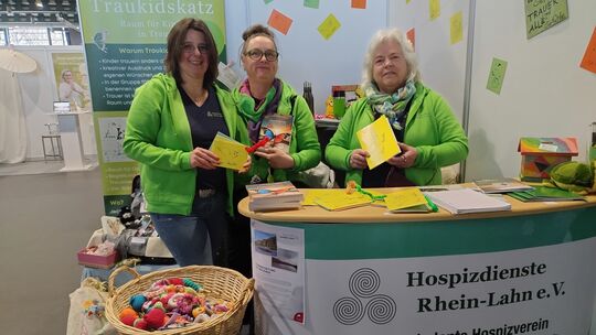 Reich bestückt mit Arbeitsmaterialien informierten die Frauen aus dem Rhein-Lahn-Kreis in Bremen über ihre Arbeit mit trauernden