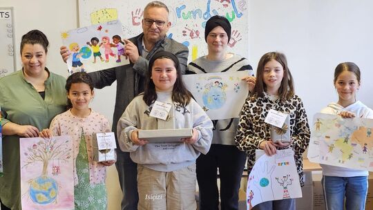 Bei der Preisverleihung (hinten von links): Demet Akgün, Berno Neuhoff und Serife Zeycan, sowie (vorne) vier erfolgreiche Schüle