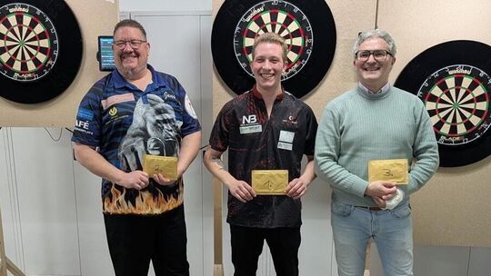 Jens Mentges (links) zusammen Nick Beckmann (Mitte) und Mouhannad Abou Zeidei auf einem Paradart-Turnier vergangene Woche in Bie