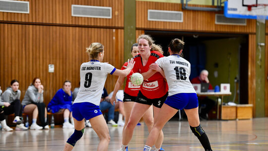 Lisa Fudickar (am Ball) verlor mit den Holzheimer Frauen das letzte Heimspiel der Runde.