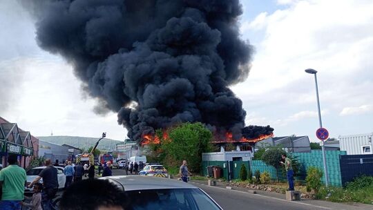 Eine bemerkenswert dunkle Brandwolke war am Samstagmittag auch aus der Ferne sichtbar.