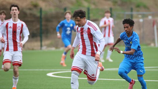 Julian Clayton (am Ball) und Fabio Blum (links) wollen sich mit ihrem SC Idar-Oberstein im Verbandspokal-Halbfinale auch nicht v