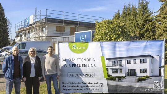 Winfried W. Weber (von links), Jeanette Jäger und Mario Habrecht kündigen für Juni den Umzug der Zentraltverwaltung der Gesellsc