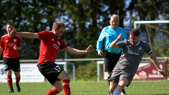 Vor den Augen von Schiedsrichter Hans-Jürgen Kneip aus Dommershausen gehen Alexander Hieronimus (links) von der SSG Lutzerather